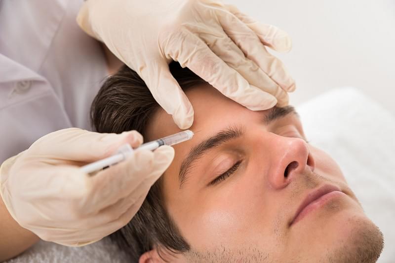 هر آنچه مردان باید در مورد تزریق بوتاکس بدانند 1 Bigstock Man Having Botox Treatm