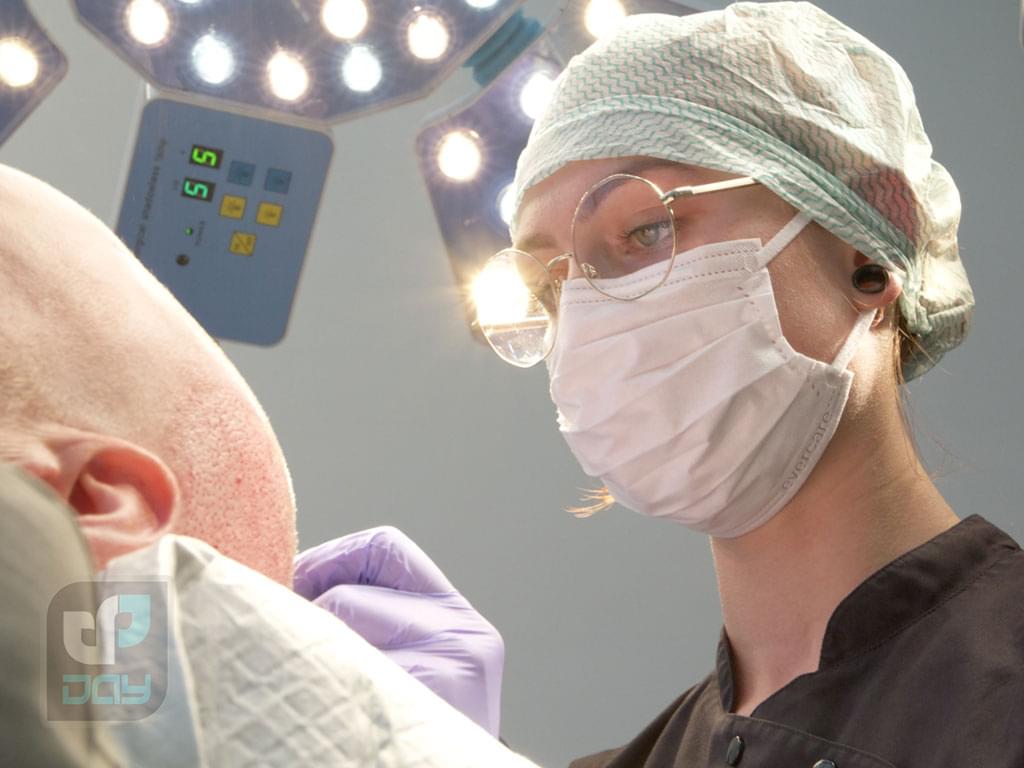 آیا کاشت مو درد دارد؟ بررسی واقعیتهای قبل، حین و بعد از عمل کاشت مو 3 آیا کاشت مو درد دارد-3